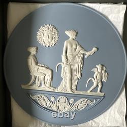Plaque murale Wedgwood Jasper ware bleue 1997. Boîte en très bon état.