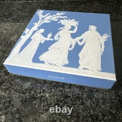 Plaque murale Wedgwood Jasper ware bleue 1997. Boîte en très bon état.