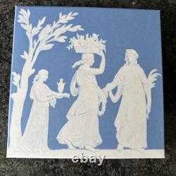 Plaque murale Wedgwood Jasper ware bleue 1997. Boîte en très bon état.