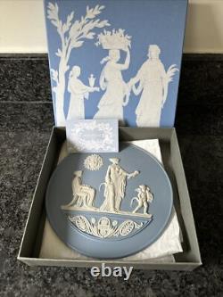 Plaque murale Wedgwood Jasper ware bleue 1997. Boîte en très bon état.