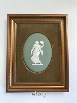 Plaque ovale encadrée en jaspe Wedgwood vert avec des fleurs et des filles