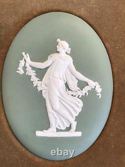 Plaque ovale encadrée en jaspe vert Wedgwood avec des filles florales