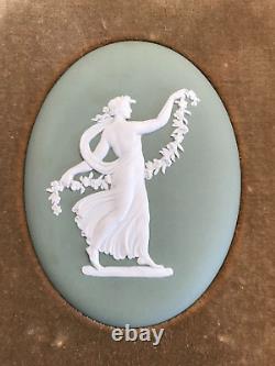 Plaque ovale encadrée en jaspe vert Wedgwood avec des filles florales