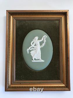 Plaque ovale encadrée en jaspe vert Wedgwood avec des fleurs et des filles