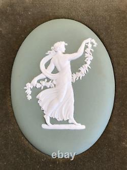 Plaque ovale encadrée en jaspe vert Wedgwood avec des fleurs et des filles