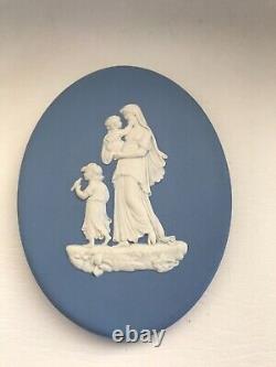 Plaque rare en jaspe Wedgwood bleu représentant une mère et son enfant dans une poussette, en excellent état