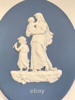 Plaque rare en jaspe Wedgwood bleu représentant une mère et son enfant dans une poussette, en excellent état