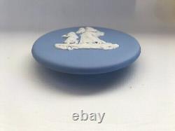 Plaque rare en jaspe Wedgwood bleu représentant une mère et son enfant dans une poussette, en excellent état