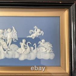 Plaque rare en jaspe bleu Wedgwood représentant Vénus dans un chariot tiré par des cygnes (vers 1780)