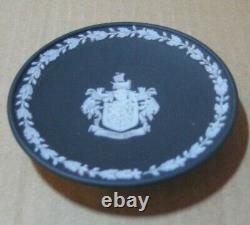 Plat CRESTÉ HOVE en Jasperware noir DIPPED de Wedgwood RARE