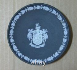 Plat CRESTÉ HOVE en Jasperware noir DIPPED de Wedgwood RARE
