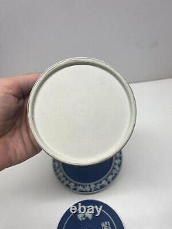 Plat à beurre couvert en jasperware bleu foncé Wedgwood avec soucoupe (M122)
