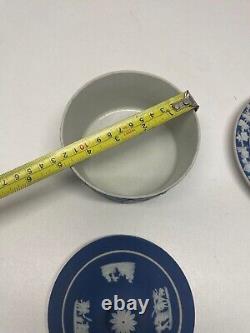 Plat à beurre couvert en jasperware bleu foncé Wedgwood avec soucoupe (M122)