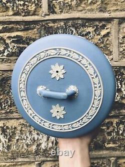 Plat à fromage antique en grès du XIXe siècle avec dôme en faïence Jasper Ware de Wedgwood en bleu