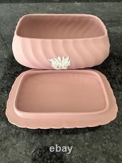 Plat couvert / Pot en grès rose Wedgwood Jasperware de grande taille