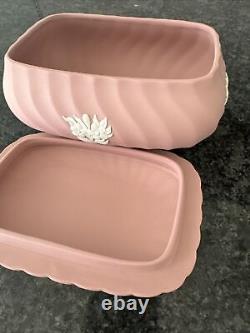 Plat couvert / Pot en grès rose Wedgwood Jasperware de grande taille