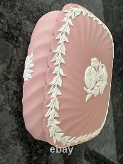 Plat couvert / Pot en grès rose Wedgwood Jasperware de grande taille