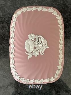 Plat couvert / Pot en grès rose Wedgwood Jasperware de grande taille