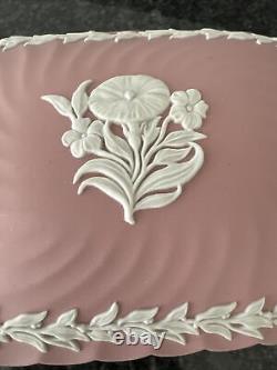 Plat couvert / Pot en grès rose Wedgwood Jasperware de grande taille