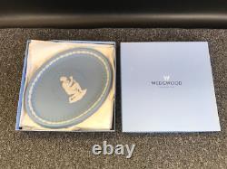Plateau en jaspe Wedgwood bleu 'Ne suis-je pas un homme et un frère' dans sa boîte.