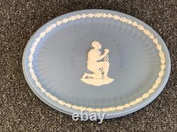 Plateau en jaspe Wedgwood bleu 'Ne suis-je pas un homme et un frère' dans sa boîte.