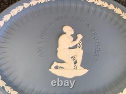 Plateau en jaspe Wedgwood bleu 'Ne suis-je pas un homme et un frère' dans sa boîte.