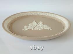 Plateau en lumière taupe en jasperware Wedgwood Académie des enfants