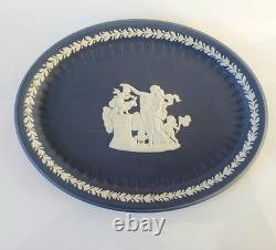 Plateau ovale en jaspe Wedgwood bleu Portland avec Cupidon en jasperware