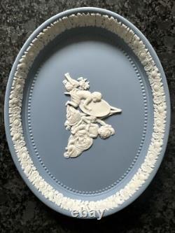 Plateau ovale en jaspe bleu Wedgwood 'L'Académie des Enfants'. En boîte.