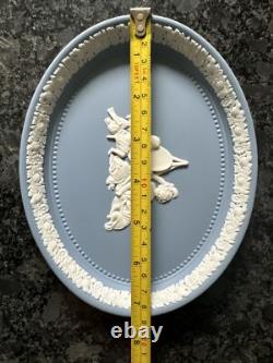 Plateau ovale en jaspe bleu Wedgwood 'L'Académie des Enfants'. En boîte.