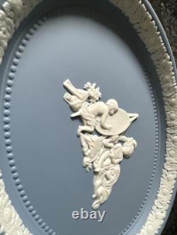 Plateau ovale en jaspe bleu Wedgwood 'L'Académie des Enfants'. En boîte.