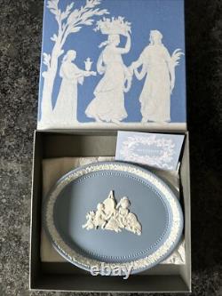 Plateau ovale en jaspe bleu Wedgwood 'L'Académie des Enfants'. En boîte.