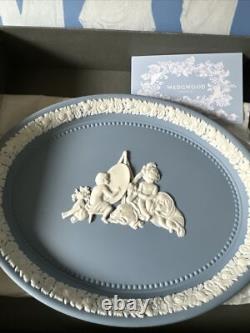 Plateau ovale en jaspe bleu Wedgwood 'L'Académie des Enfants'. En boîte.