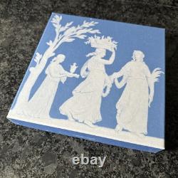 Plateau ovale en jaspe bleu Wedgwood 'L'Académie des Enfants'. En boîte.