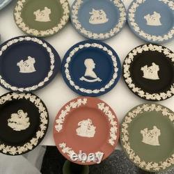 Plats en jaspe multicolore, 17 au total