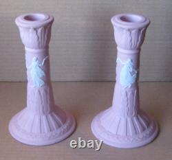 Porte-bougie haut en jaspe rose Wedgwood représentant les Heures dansantes, paire.