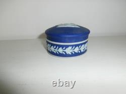 Pot à bibelots rond néoclassique en jaspe bleu foncé Wedgwood ancien avec rougeur