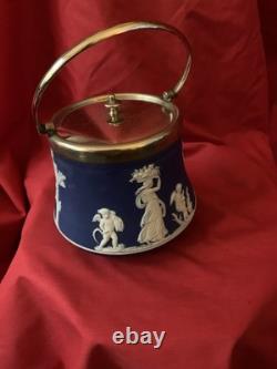 Pot couvert en Jasperware Wedgwood. Pour bijoux, souvenirs, nourriture, tout ce que vous voulez.