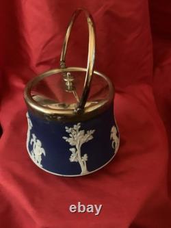 Pot couvert en Jasperware Wedgwood. Pour bijoux, souvenirs, nourriture, tout ce que vous voulez.