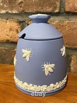 Pot de miel rare en jasperware Wedgwood bleu avec une décoration d'abeille appliquée.