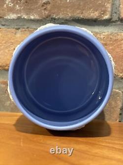 Pot de miel rare en jasperware Wedgwood bleu avec une décoration d'abeille appliquée.