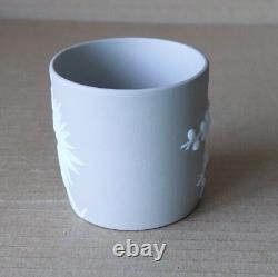 Pot en jaspe Wedgwood taupe clair avec motif de prunus et de tubes de petite taille