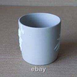 Pot en jaspe Wedgwood taupe clair avec motif de prunus et de tubes de petite taille