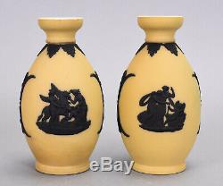Pr Anglais Wedgwood Jasperware Vases 5-1 / 8 Noir Sur Jaune Classique Vignettes