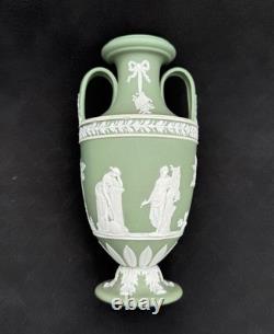 RARE VASE TROPHÉE WEDGWOOD EN JASPE VERT SAUGE – APOLLON ET LES MUSES – ANGLETERRE (ANNÉES 1890)