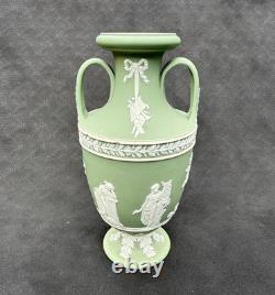 RARE VASE TROPHÉE WEDGWOOD EN JASPE VERT SAUGE – APOLLON ET LES MUSES – ANGLETERRE (ANNÉES 1890)