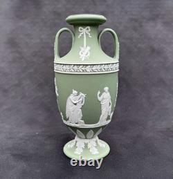 RARE VASE TROPHÉE WEDGWOOD EN JASPE VERT SAUGE – APOLLON ET LES MUSES – ANGLETERRE (ANNÉES 1890)