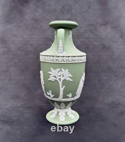 RARE VASE TROPHÉE WEDGWOOD EN JASPE VERT SAUGE – APOLLON ET LES MUSES – ANGLETERRE (ANNÉES 1890)