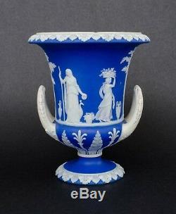 Rare 1867 Wedgwood Vase Jasperware Campana Bleu Foncé Avec Poignées Blanches