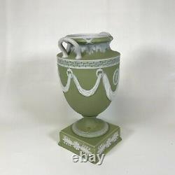 Rare 19th Century Jaune Vert Jasperware Urne Avec Drape Décoration